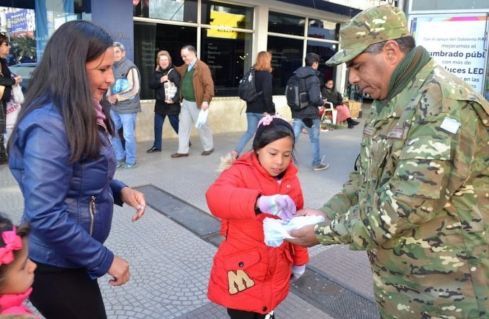 Soldados repartieron 1.500 escarapelas en Peatonal Junín