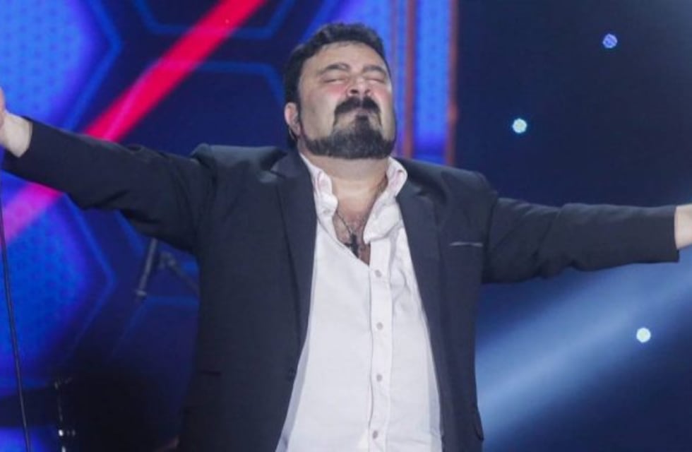 El cantante de Amar Azul rompió en llanto sobre el escenario en Chile