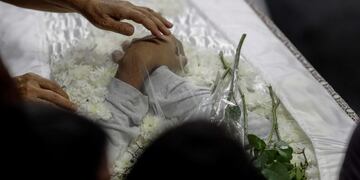 ACOMPAÑA CRÓNICA: BRASIL TIROTEO - AME7195\u002E SUZANO (BRASIL), 14/03/2019\u002E- Cientos de familiares, amigos y vecinos acuden este jueves, al velatorio conjunto de seis de las diez víctimas fatales del tiroteo perpetrado ayer por dos adolescentes en una escuela pública, en el gimnasio municipal de Suzano, una ciudad del estado de Sao Paulo (Brasil)\u002E La masacre ocurrió el miércoles cuando dos exalumnos abrieron fuego en la escuela pública de secundaria Raúl Brasil y causaron ocho muertos y otra decena de heridos\u002E Los dos asaltantes también fallecieron, aparentemente al cometer suicidio\u002E Marilena Ferreira (59 años, coordinadora pedagógica) Eliane Regina Oliveira (38 años, inspectora de la escuela) y los estudiantes Kaio Lucas da Costa (17), Claiton Antônio Ribeiro (17), Samuel Melquíades Silva de Oliveira (16) y Caio Oliveira (15) son los fallecidos que descansan en este espacio\u002E EFE/ Sebastião Moreira