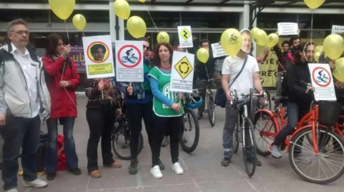 Movilización en bicicletas frente al Ministerio de Ciencia en reclamo por los 500 despidos\u002E
