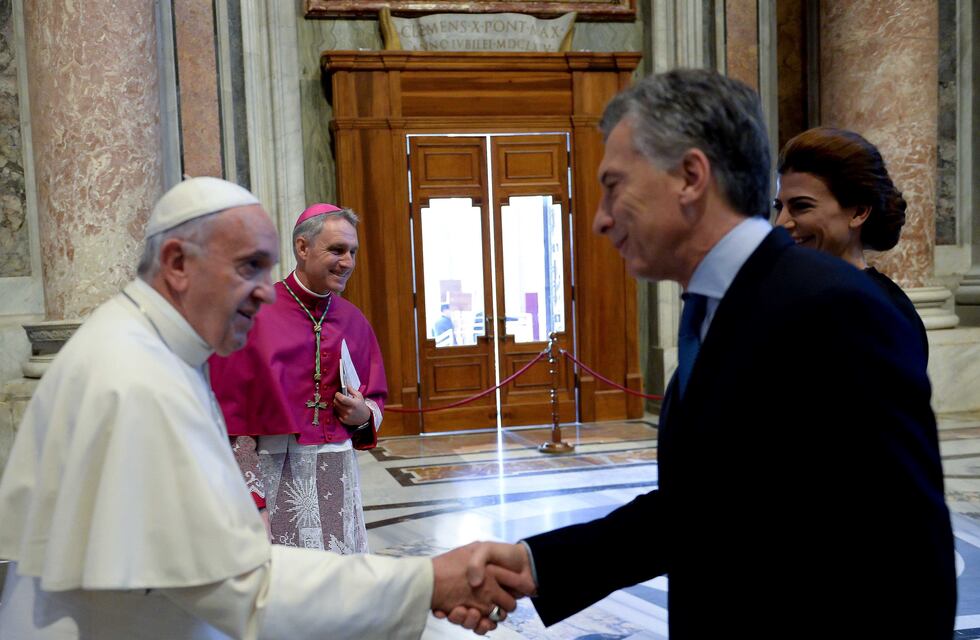 Macri saludó a Francisco por su quinto año como Papa