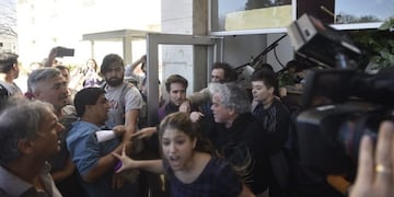 La sentada en el Pabellón Argentina es para protestar contra la toma\u002E