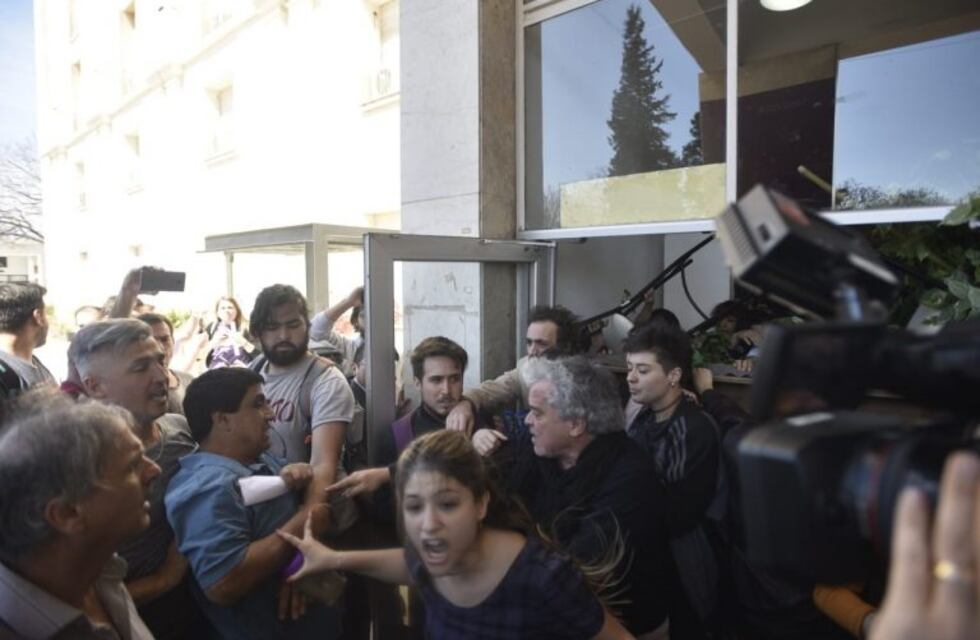 La toma del Pabellón Argentina: incidentes, forcejeos y peleas entre manifestantes