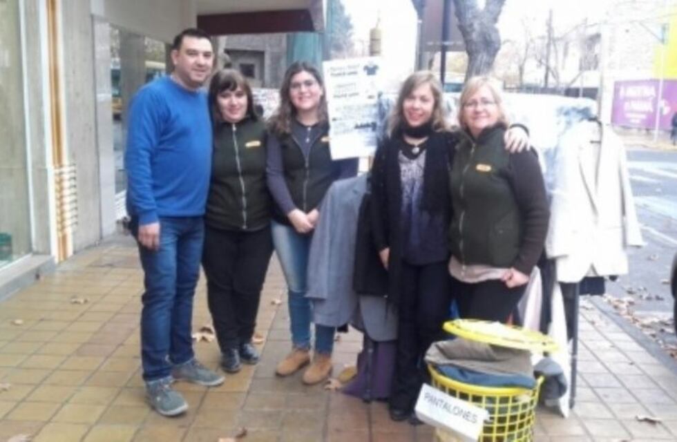 El perchero solidario es un éxito en San Juan