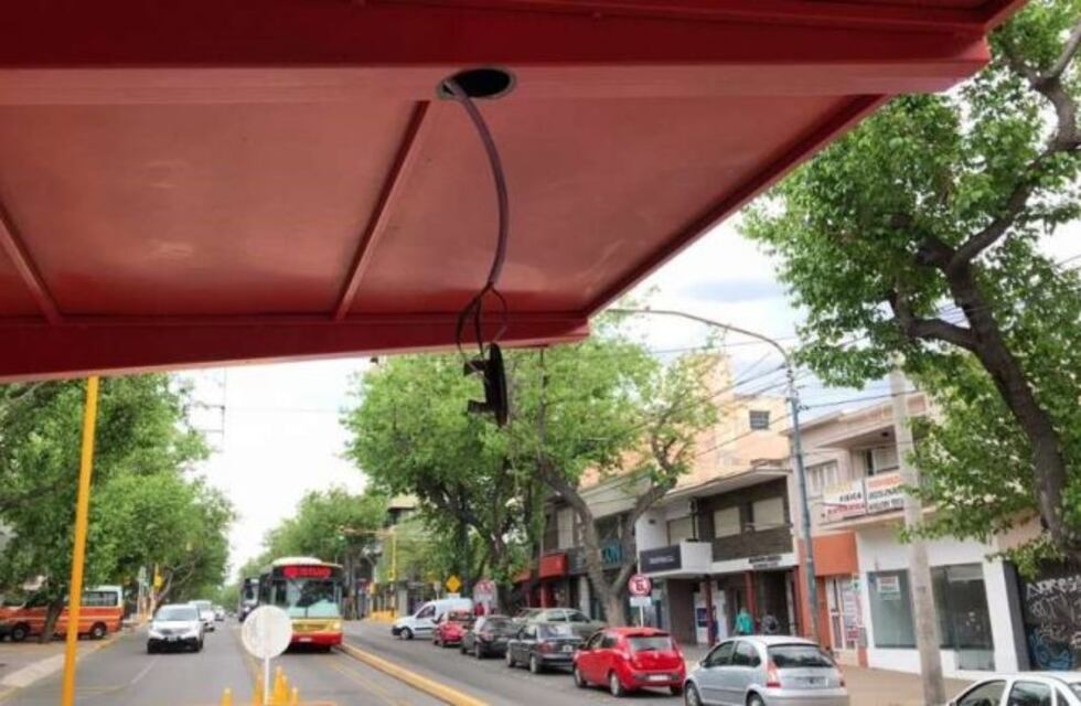 Destrozaron las paradas del metrobus en Mendoza
