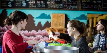 La propuesta es cocinar junto a Luciano Nanni verduras maduras y de apariencia imperfecta para evitar que se desperdicien\u002E