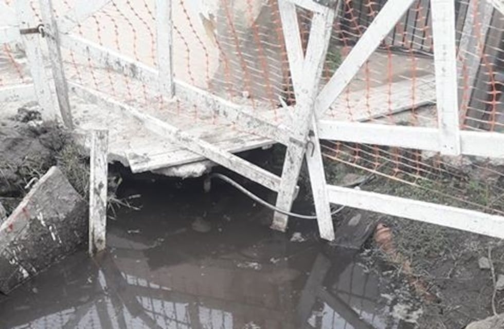 Un vecino de Berisso reclama por un caño roto de agua en la puerta de su casa
