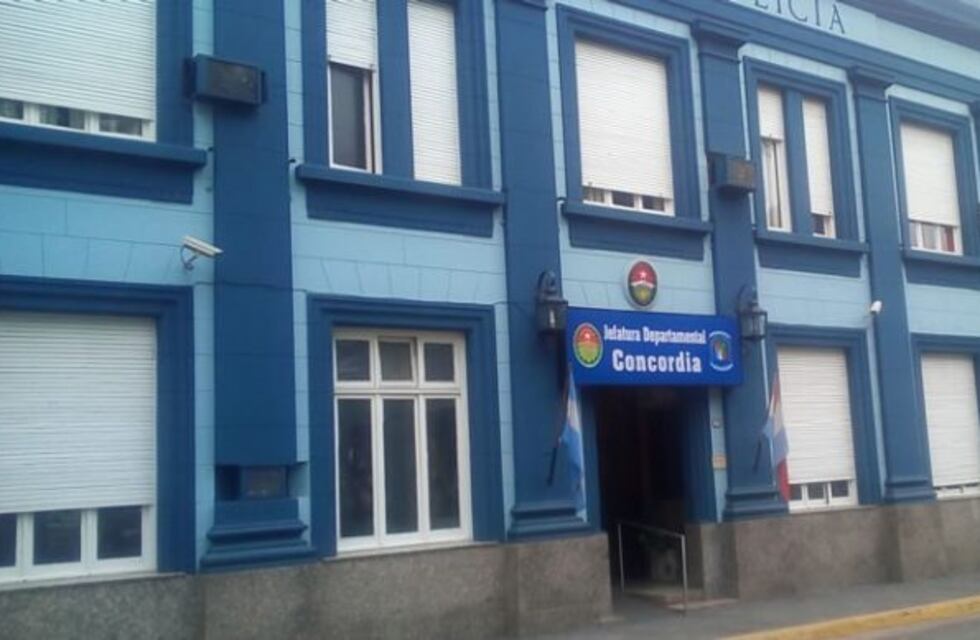 Simulando ser policía se fotografiaba frente a la Jefatura Departamental de Concordia