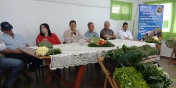 El intendente de Campo Viera, Juan Carlos Ríos (centro) expresó que la Municipalidad se hará cargo del 30% del costo de los productos\u002E
