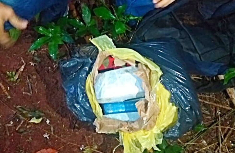 Dos narcotraficantes huyeron de la policía, abandonando mochilas llenas de marihuana
