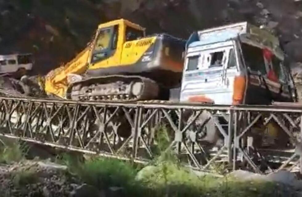 India: así fue el momento en que un camión cayó al vacío al ceder el puente que estaba cruzando