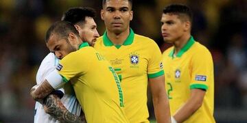 Dani Alves consuela a Lionel Messi tras la victoria de Brasil sobre Argentina en una de las semifinales de la Copa América 2019\u002E