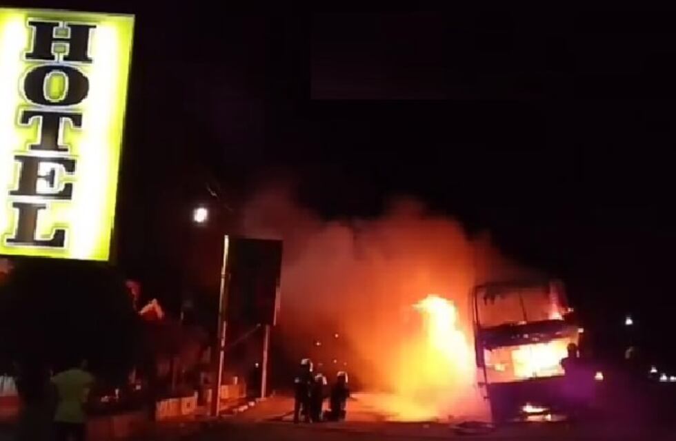 Un colectivo de larga distancia se incendió en Colonia Dora