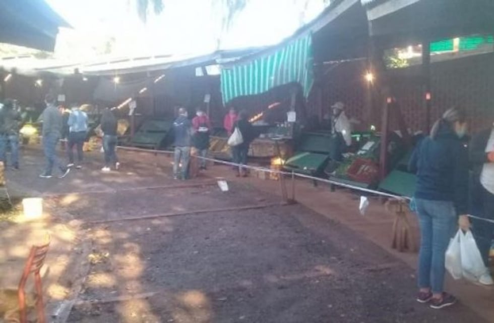 La ministra de Agricultura Familiar, Marta Ferreira, visitó la Feria Franca de Eldorado