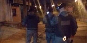 Un joven se escondió en un casa y los demás arrojaron piedras contra ella\u002E