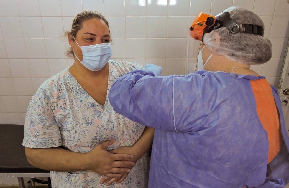 La jefa de enfermería de UTI fue la primera en recibir la dosis de Sputnik-V