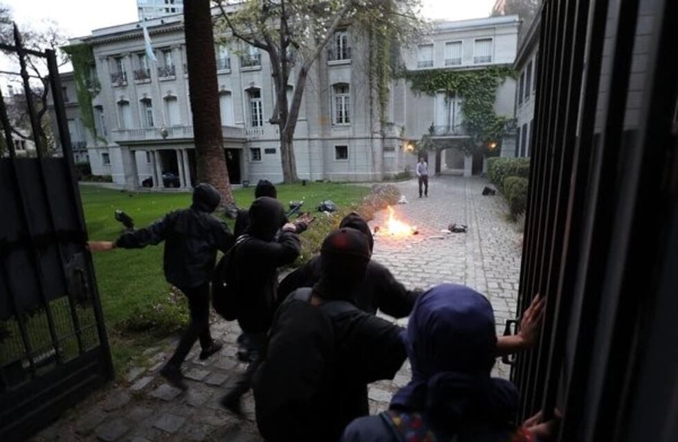 Atacaron con palos y piedras el consulado argentino en Chile durante una protesta mapuche