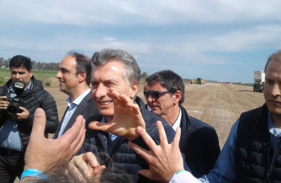 Breve y sin contacto con la prensa, Macri recorrió obras viales en Rafaela