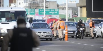 Estrictos controles de las fuerzas de seguridad en los accesos a la ciudad de Buenos Aires (Clarín)