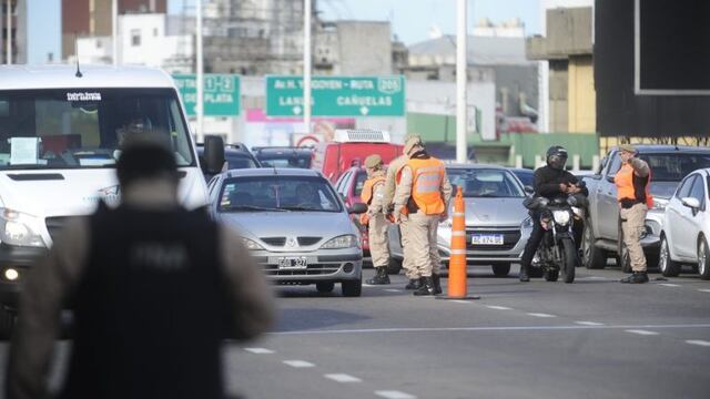 Estrictos controles de las fuerzas de seguridad en los accesos a la ciudad de Buenos Aires  (Clarín)