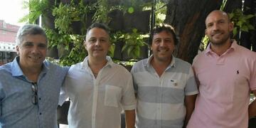 Manuel Pérez y parte de su nueva comisión directiva en Nueva Italia\u002E