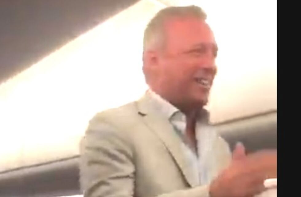 ¡Fassi exultante! La arenga como un hincha más en pleno vuelo a Brasil (video)