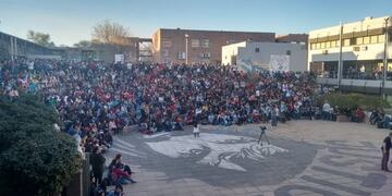 La asamblea de los estudiantes de la Universidad de Río Cuarto decidió continuar con la toma de la Facultad\u002E