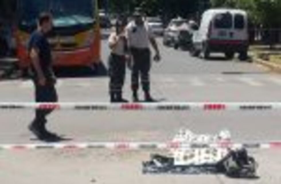 Un motociclista murió y una mujer resultó herida luego de colisionar contra un colectivo