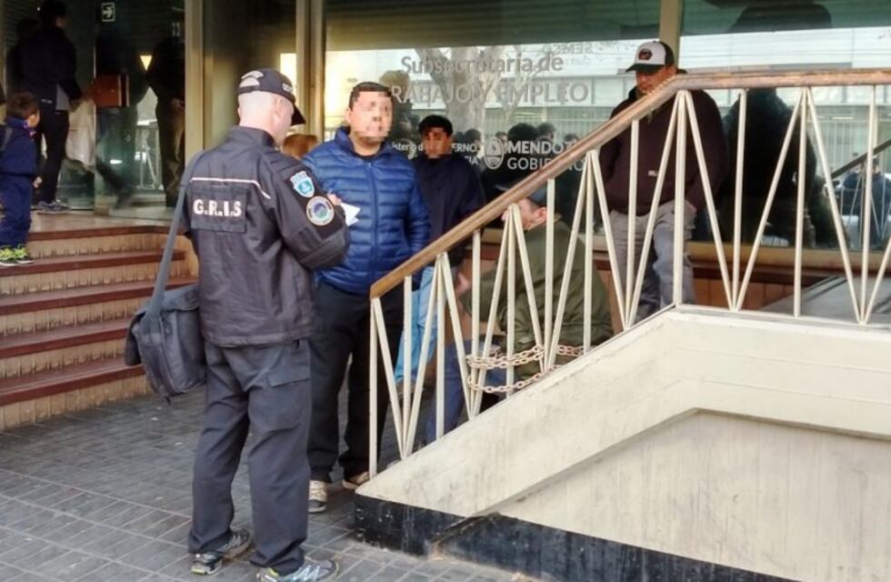 Un hombre se encadenó en la Subsecretaría de Trabajo