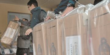 Empleados del Correo Argentino trasladan las urnas y boletas a diferentes escuelas. Claudio Gutiérrez / Los Andes