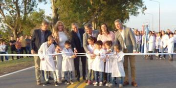 Corte de cinta simbólico de la ruta 22 (Prensa Omar Martínez)