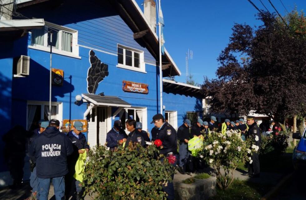 En Villa la Angostura, once policías viven en el altillo de una comisaría