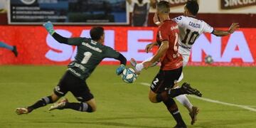 El ex Vélez Sarsfield tuvo que salir tras enfrentar Carlos Tévez en el partido con Boca Juniors\u002E (@sebagranata)