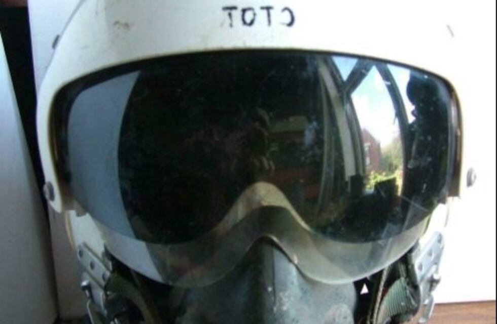 Una altagraciense intenta recuperar el casco que uso su padre en Malvinas y que está siendo subastado en Inglaterra