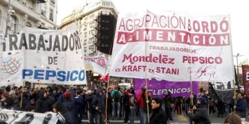 DYN006, BUENOS AIRES 26/07/17, TRABAJADORES DE PEPSICO CORTAN EL METROBUS\u002EFOTO:DYN/ALBERTO RAGGIO\u002E ciudad de buenos aires  marcha protesta de trabajadores despedidos de pepsico crisis economica despidos despedidos protestas manifestaciones marchas