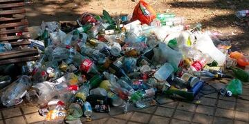 Los vecinos registraron cómo quedó la plaza Buratovich de Echesortu tras la fiesta\u002E (@chakalmayer)