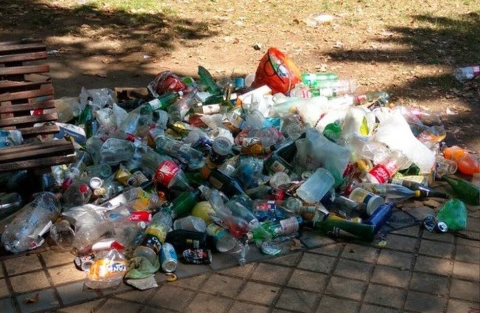 Vecinos molestos por una fiesta descontrolada en plena plaza de Echesortu