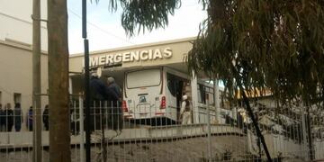 Colectivo quedó atascado en el hospital cuando ingresaba una persona descompensada