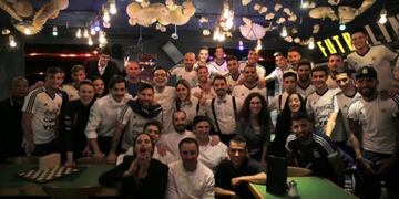 La Selección Argentina almorzando en el restaurante de Messi en Barcelona, Bellavista del Jardín Norte\u002E Foto: Instagram Lionel Messi