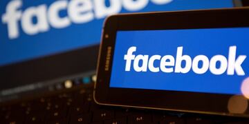 Facebook logos are pictured on the screens of a smartphone (R), and a laptop computer, in central London on November 21, 2016\u002E\r\nFacebook on Monday became the latest US tech giant to announce new investment in Britain with hundreds of extra jobs but hinted its success depended on skilled migration after Britain leaves the European Union\u002E The premier social network underlined London's status as a global technology hub at a British company bosses' summit where Prime Minister Theresa May sought to allay business concerns about Brexit\u002E / AFP PHOTO / Justin TALLIS Facebook y la circulacion de las falsas noticias internet redes sociales