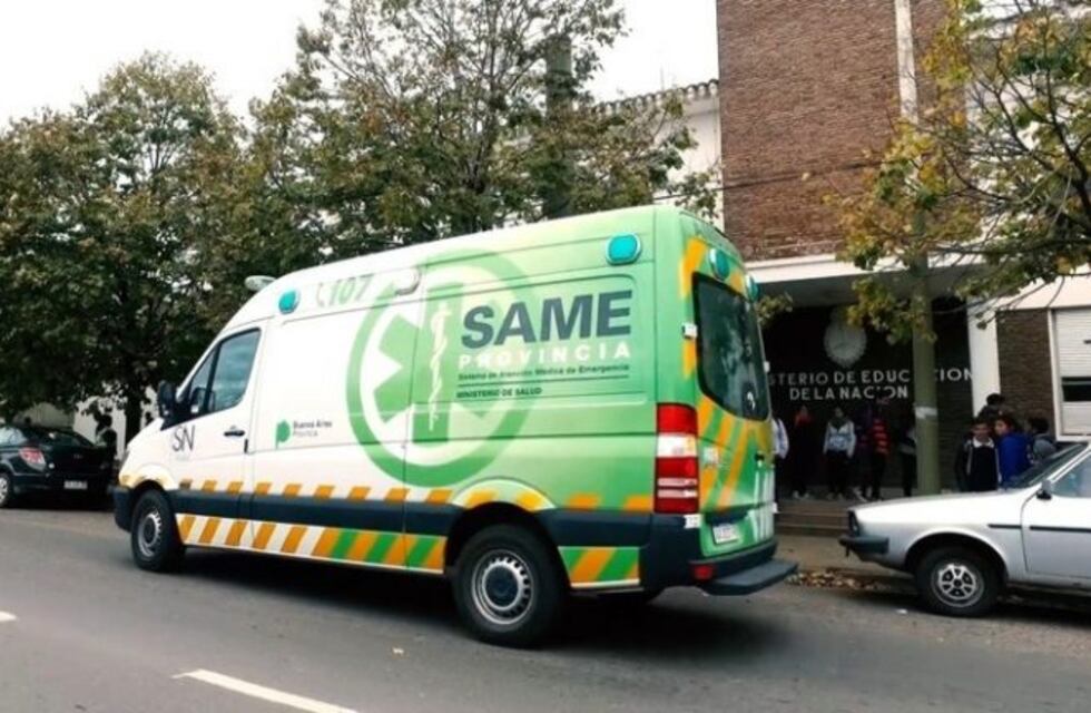Un joven motociclista sufrió una fractura expuesta tras chocar contra un remis
