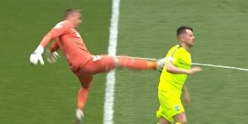 Le pegó una patada por la espalda a su rival y simuló una lesión para que no lo echaran (Foto: web)