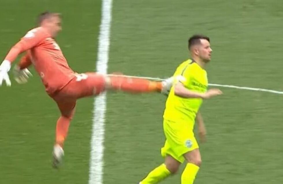 Le pegó una patada por la espalda a su rival y simuló una lesión para que no lo echaran