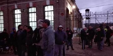 La empresa planea liquidar el pago de indemnizaciones y concentrar sus actividades en Laguna Paiva\u002E