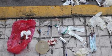 Denuncia a clínicas por arrojar residuos peligrosos a la vía pública\u002E