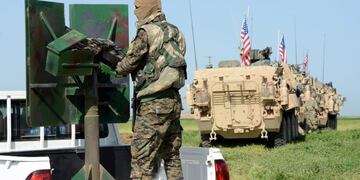 Comitiva de tropas estadounidenses junto a una milicia del grupo kurdo Unidades de Protección Popular (YPG) mientras patrullan en la ciudad al-Darbasiyah, en la frontera sirio-turca, perteneciente a Siria