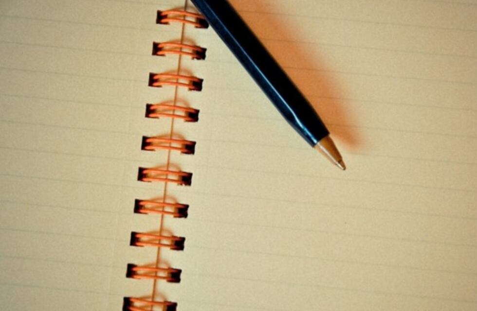 En una discusión le clavó una lapicera en la cabeza a su compañera de trabajo