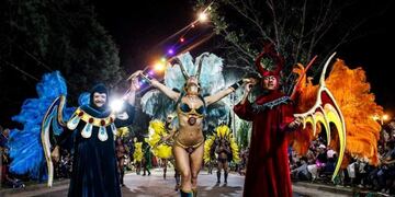 La comparsa Marí Marí desplegó toda su magia y color por el sambódromo de Santa Rosa