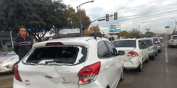El coche principal quedó dañado en la parte trasera\u002E (Pedro Levy)
