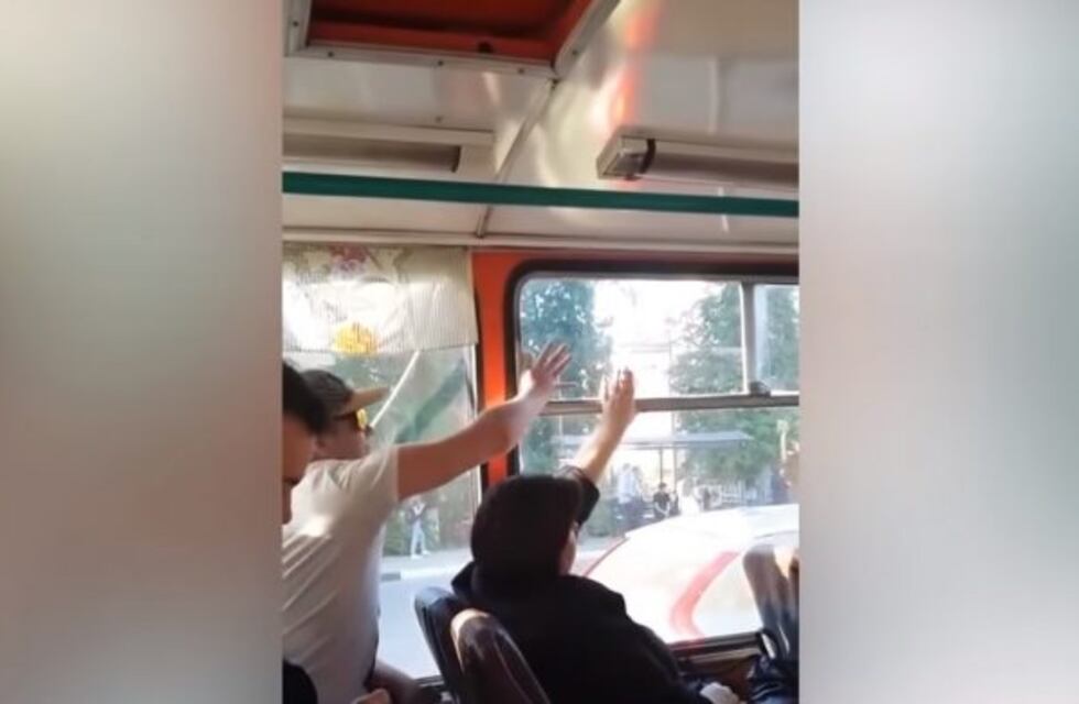 La pelea por una ventanilla en el transporte público que se hizo viral